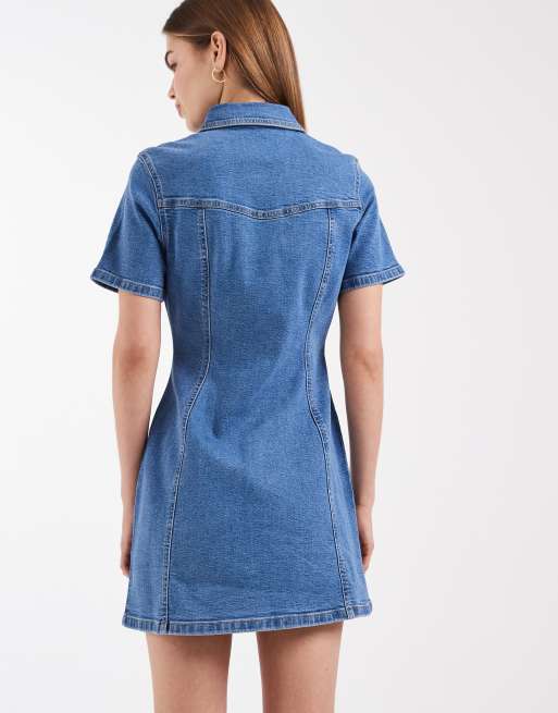ASOS DESIGN – Kurzes, eng anliegendes Hemdblusenkleid aus Denim in Mittelblau, 4 von 4