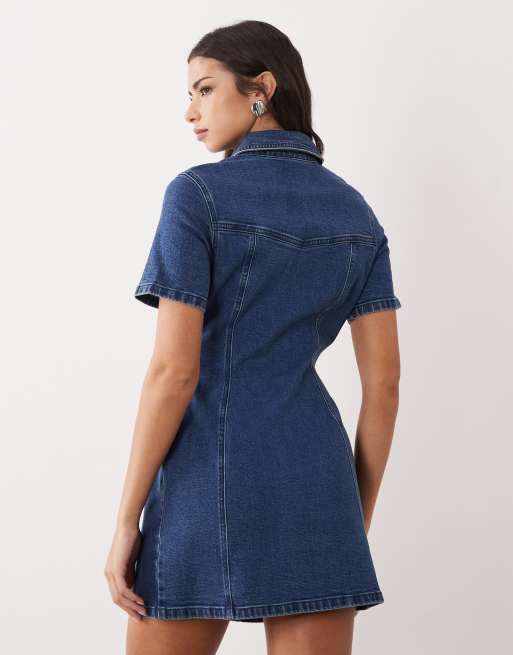 ASOS DESIGN – Kurzes, eng anliegendes Hemdblusenkleid aus Denim in Tiefblau, 4 von 4