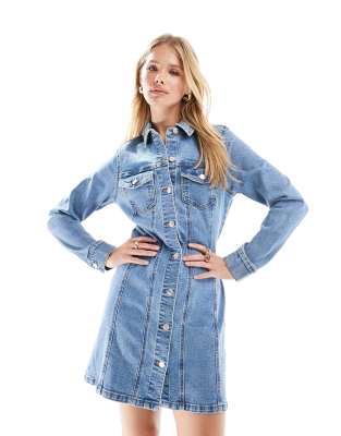 ASOS DESIGN - Kurzes, eng anliegendes, langärmliges Hemdblusenkleid aus Denim in Mittelblau