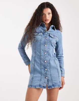 ASOS DESIGN - Kurzes, eng anliegendes, langärmliges Hemdblusenkleid aus Denim in Mittelblau