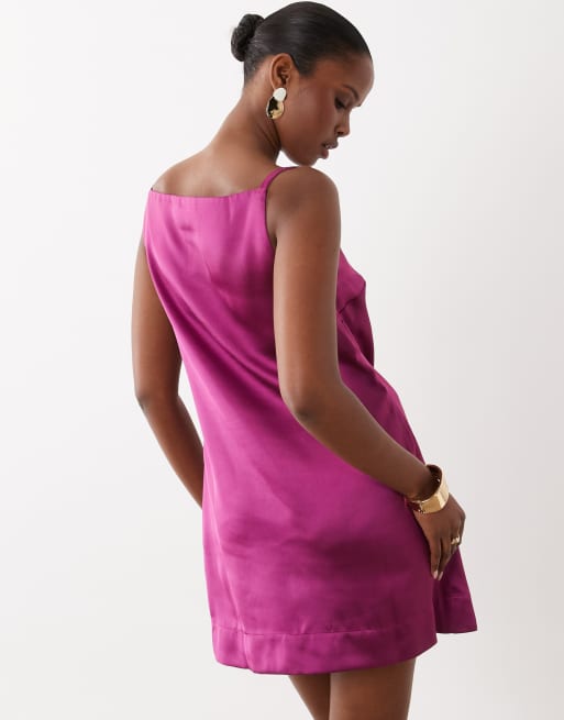 ASOS DESIGN – Kurzes Etuikleid aus Satin in Beerenrot mit schmalen Trägern, 4 von 4