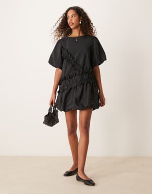 ASOS DESIGN - Kurzes Fallschirm-Hängerkleid in Schwarz mit Puffärmeln und Rüschendetail