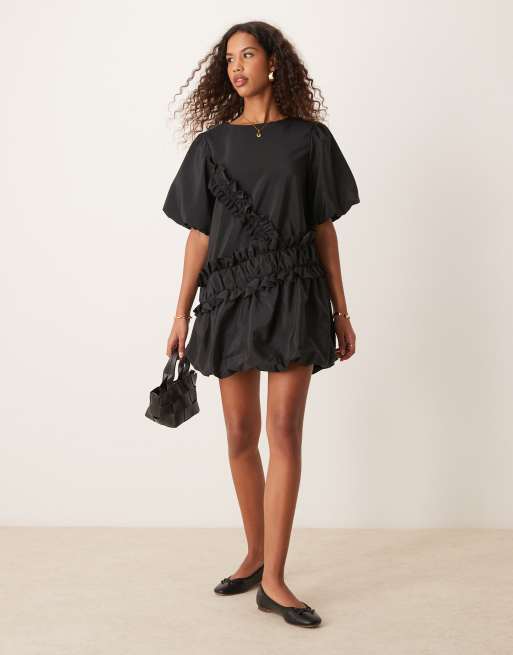 ASOS DESIGN – Kurzes Fallschirm-Hängerkleid in Schwarz mit Puffärmeln und Rüschendetail