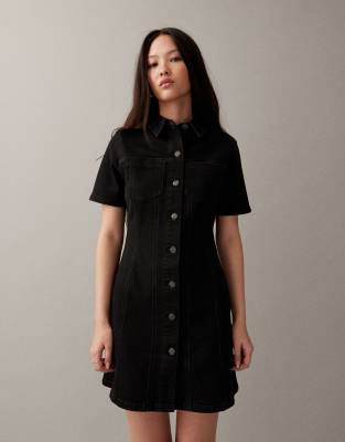 ASOS DESIGN - Kurzes, figurbetontes Denim-Hemdkleid in Schwarz