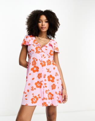 ASOS DESIGN - Kurzes Freizeitkleid in Rosa mit rotem Blumenmuster, Knopfleiste und Flatterärmeln-Bunt