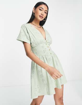 ASOS DESIGN - Kurzes Freizeitkleid in Salbeigrün mit Lochstickmuster und Knöpfen