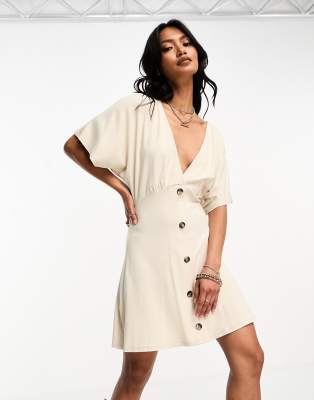 ASOS DESIGN - Kurzes Freizeitkleid in Stein mit Knöpfen und Flatterärmeln-Weiß