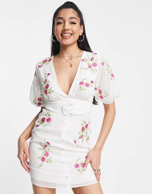 ASOS DESIGN – Kurzes Freizeitkleid in Weiß mit aufgestickten Blumenmotiven