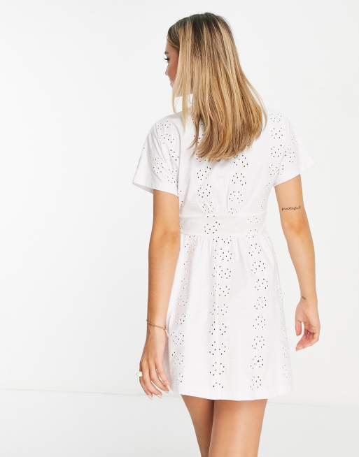 ASOS DESIGN – Kurzes Freizeitkleid in Weiß mit Lochstickmuster und Knöpfen, 4 von 4