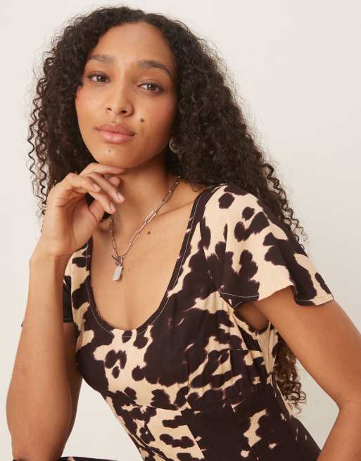ASOS DESIGN – Kurzes Freizeitkleid mit Godetsaum und verschwommenem Animal-Print, 3 von 4