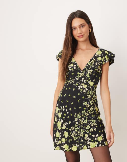 ASOS DESIGN – Kurzes, geblümtes Nachmittagskleid mit Puffärmeln und Blümchenmuster