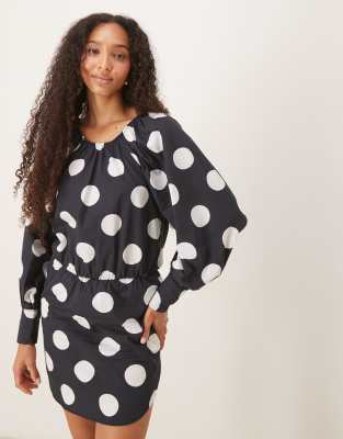 ASOS DESIGN - Kurzes, gepunktetes Blusenkleid aus schwerer Popeline in Schwarz mit gebundener Rückseite-Bunt