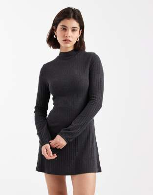 ASOS DESIGN - Kurzes, geripptes Skater-Kleid in Anthrazit mit Glockenärmeln-Schwarz