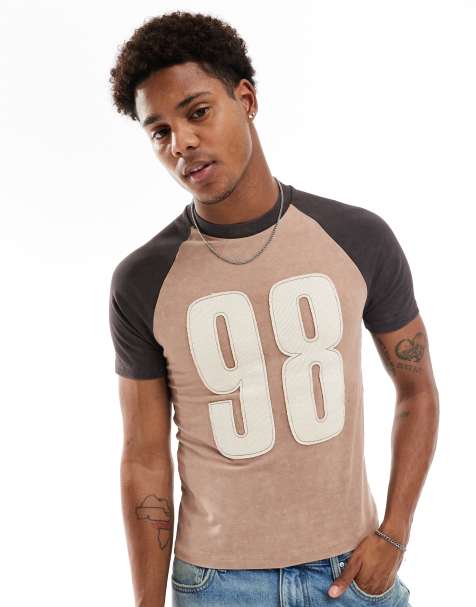 ASOS DESIGN – Kurzes, geripptes T-Shirt in Braun mit Muskelschnitt und Applikation - view 1