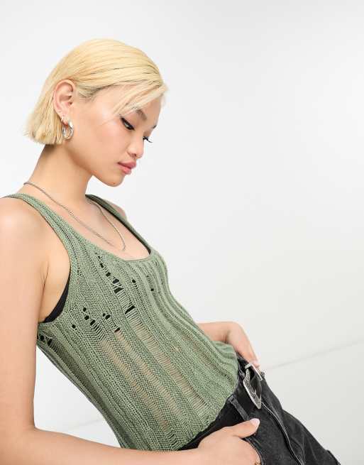 ASOS DESIGN – Kurzes, gestricktes Trägertop in Khaki mit U-Boot-Ausschnitt und Laufmaschen-Details