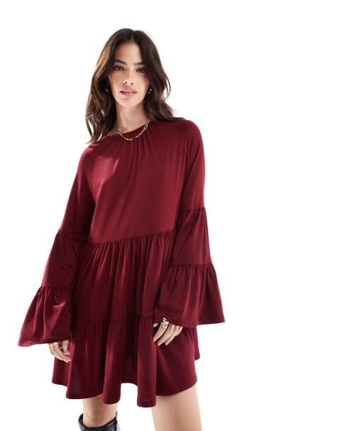 ASOS DESIGN – Kurzes gestuftes Hängerkleid in Burgunderrot - view 1