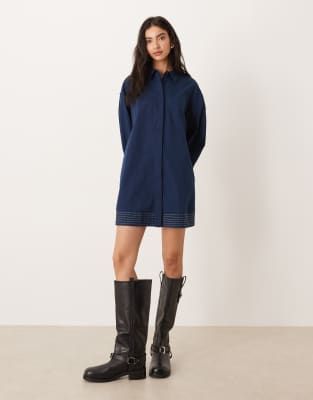 ASOS DESIGN - Kurzes Hänger-Hemdblusenkleid in tiefem Marineblau mit Ziernähten am Saum