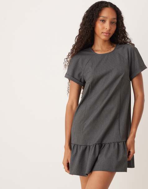 ASOS DESIGN – Kurzes Hängerkleid in Grau mit tiefer Taille, Rundhalsausschnitt und Nadelstreifen - view 1
