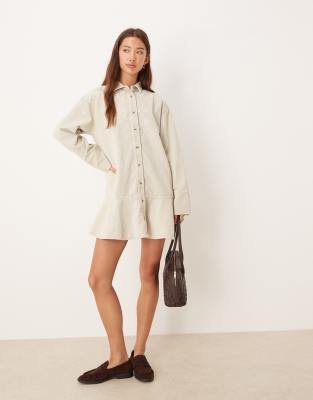 ASOS DESIGN - Kurzes Hemdblusenkleid aus Cord in Steinbeige mit Schößchensaum-Grau