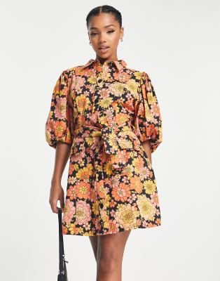 ASOS DESIGN - Kurzes Hemdblusenkleid aus Twill mit Puffärmeln, Bindegürtel und Retro-Blumenmuster-Bunt