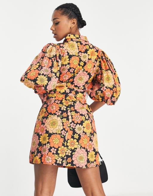 ASOS DESIGN – Kurzes Hemdblusenkleid aus Twill mit Puffärmeln, Bindegürtel und Retro-Blumenmuster, 2 von 4
