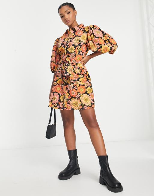 ASOS DESIGN – Kurzes Hemdblusenkleid aus Twill mit Puffärmeln, Bindegürtel und Retro-Blumenmuster, 3 von 4