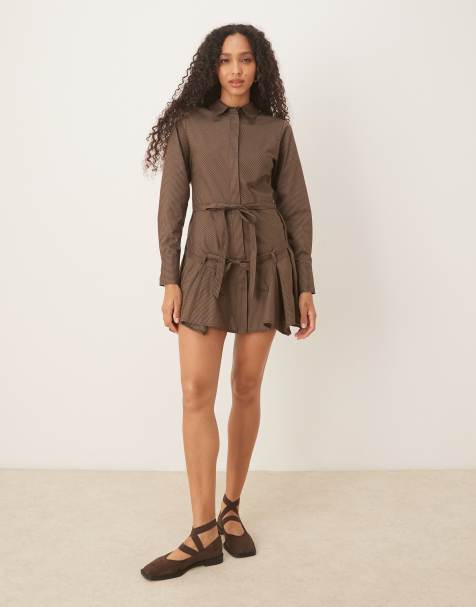 ASOS DESIGN – Kurzes Hemdblusenkleid in Braun mit marineblauen Streifen, Godet-Rock mit mehreren Bindedetails - view 1