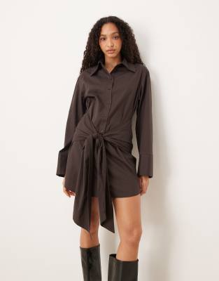 ASOS DESIGN - Kurzes Hemdblusenkleid in Braun mit Wickeldetail vorne-Brown