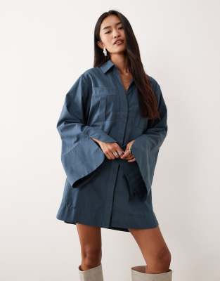 ASOS DESIGN - Kurzes Hemdblusenkleid in Tintenblau mit breiten Manschetten und Oversize-Taschen-Bunt