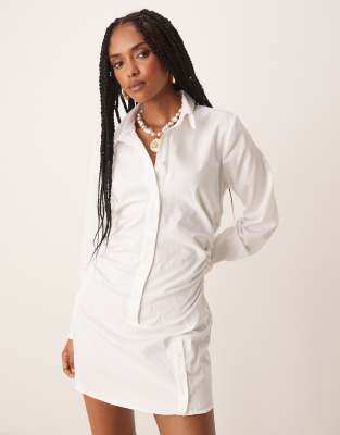 ASOS DESIGN - Kurzes Hemdkleid aus Baumwolle in Weiß mit geraffter Taille und ausgestellten Ärmeln