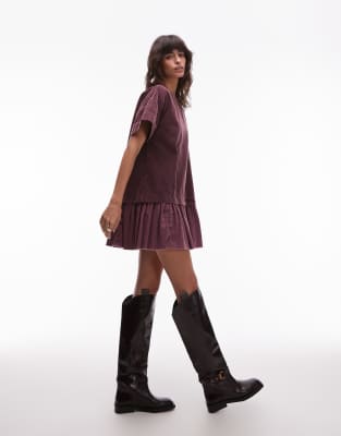ASOS DESIGN - Kurzes Hybrid-T-Shirt-Kleid aus Cord in verwaschenem Kirschrot-Lila