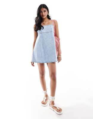 Thumbnail - ASOS DESIGN - Kurzes Jeans-Trägerkleid in Bleich-Waschung-Blau