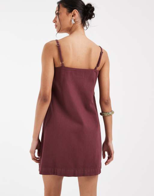 ASOS DESIGN – Kurzes Jeans-Trägerkleid in Burgunderrot mit Knopfdetail, 4 von 4