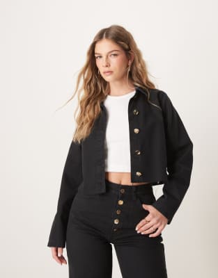 ASOS DESIGN - Kurzes Jeanshemd in Schwarz mit abstrakten goldfarbenen Knöpfen