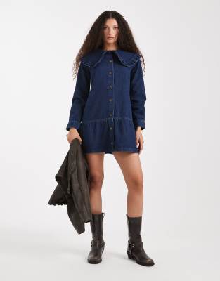 ASOS DESIGN - Kurzes Jeanskleid in dunklem Mittelblau mit Kragen und Schößchensaum
