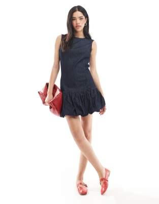 ASOS DESIGN - Kurzes Jeanskleid in indigoblauer Rinse-Waschung mit tiefer Taille und Ballonsaum-Marineblau