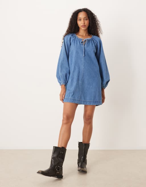 ASOS DESIGN – Kurzes Jeanskleid in mittelblauer Waschung mit Ballonärmeln, 3 von 4