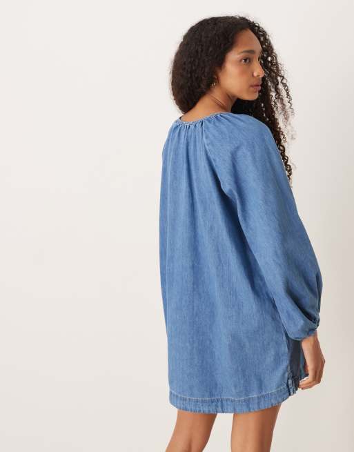 ASOS DESIGN – Kurzes Jeanskleid in mittelblauer Waschung mit Ballonärmeln, 4 von 4
