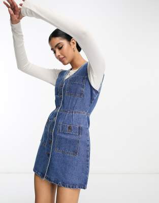 ASOS DESIGN - Kurzes Jeanskleid mit durchgehender Knopfleiste in mittelblauer Waschung und Vintage-Design