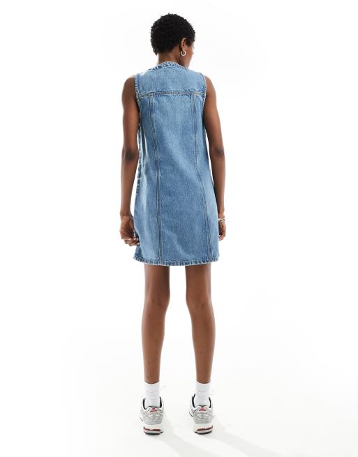 ASOS DESIGN – Kurzes Jeanswestenkleid in mittelblauer Waschung mit durchgehender Knopfleiste, 3 von 4