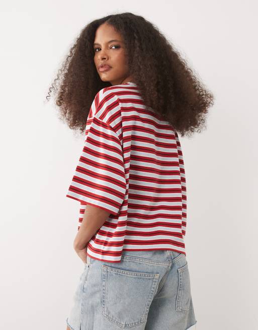 ASOS DESIGN – Kurzes, kastiges Oberteil in Rot gestreift mit farblich abgesetztem Ausschnitt, 3 von 4