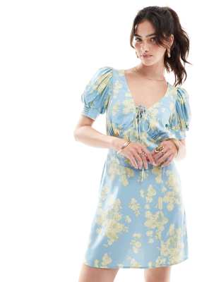 ASOS DESIGN - Kurzes Milchmädchen-Kleid in Blau mit Schnürung und Blumenmuster-Bunt