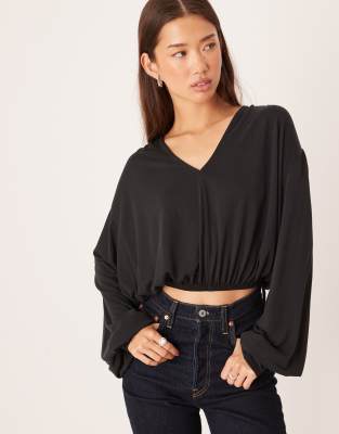 ASOS DESIGN - Kurzes Modal-Oberteil in Schwarz mit Ballonärmeln und V-Ausschnitt