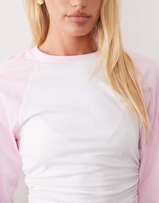 ASOS DESIGN kurzes Oberteil mit kontrastierenden Ärmeln und tailliertem Bund in Hellrosa und Weiß, 3 von 4