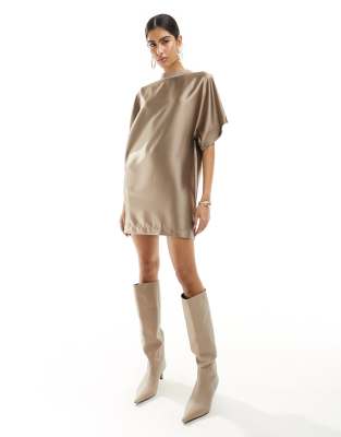 ASOS DESIGN - Kurzes Oversize-Mini-T-Shirt-Kleid aus Satin in Taupe-Brown