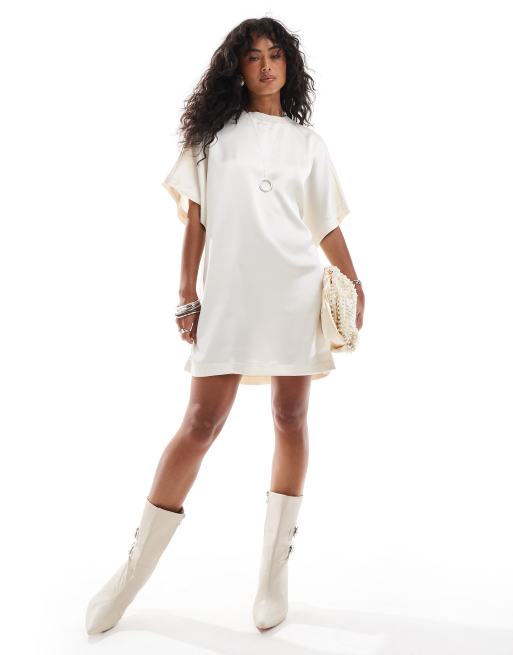 ASOS DESIGN – Kurzes Oversize-T-Shirt-Kleid aus Satin in Elfenbein, 2 von 4