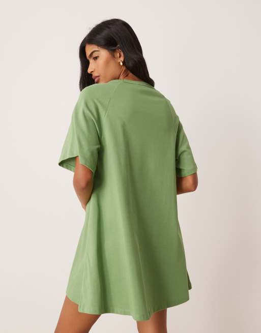ASOS DESIGN – Kurzes Oversize-T-Shirt-Kleid in Grün mit Hawaii-Grafik, 2 von 4