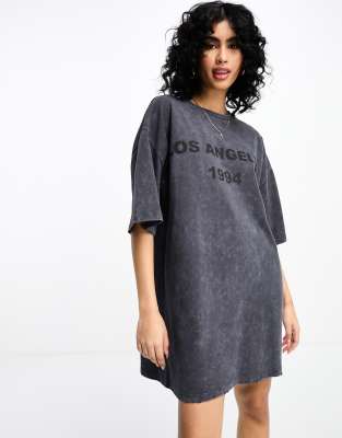 ASOS DESIGN - Kurzes Oversize-T-Shirt-Kleid in verwaschenem Grau mit Grafikprint