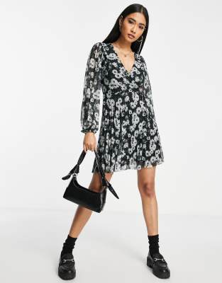 ASOS DESIGN - Kurzes, plissiertes Wickelkleid mit schwarz-weißem Blumenmuster-Bunt