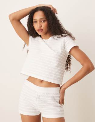 ASOS DESIGN - Kurzes Pointelle-Pyjama-Set in Weiß mit Muschelsaum bestehend aus T-Shirt mit Knopfleiste und Shorts
